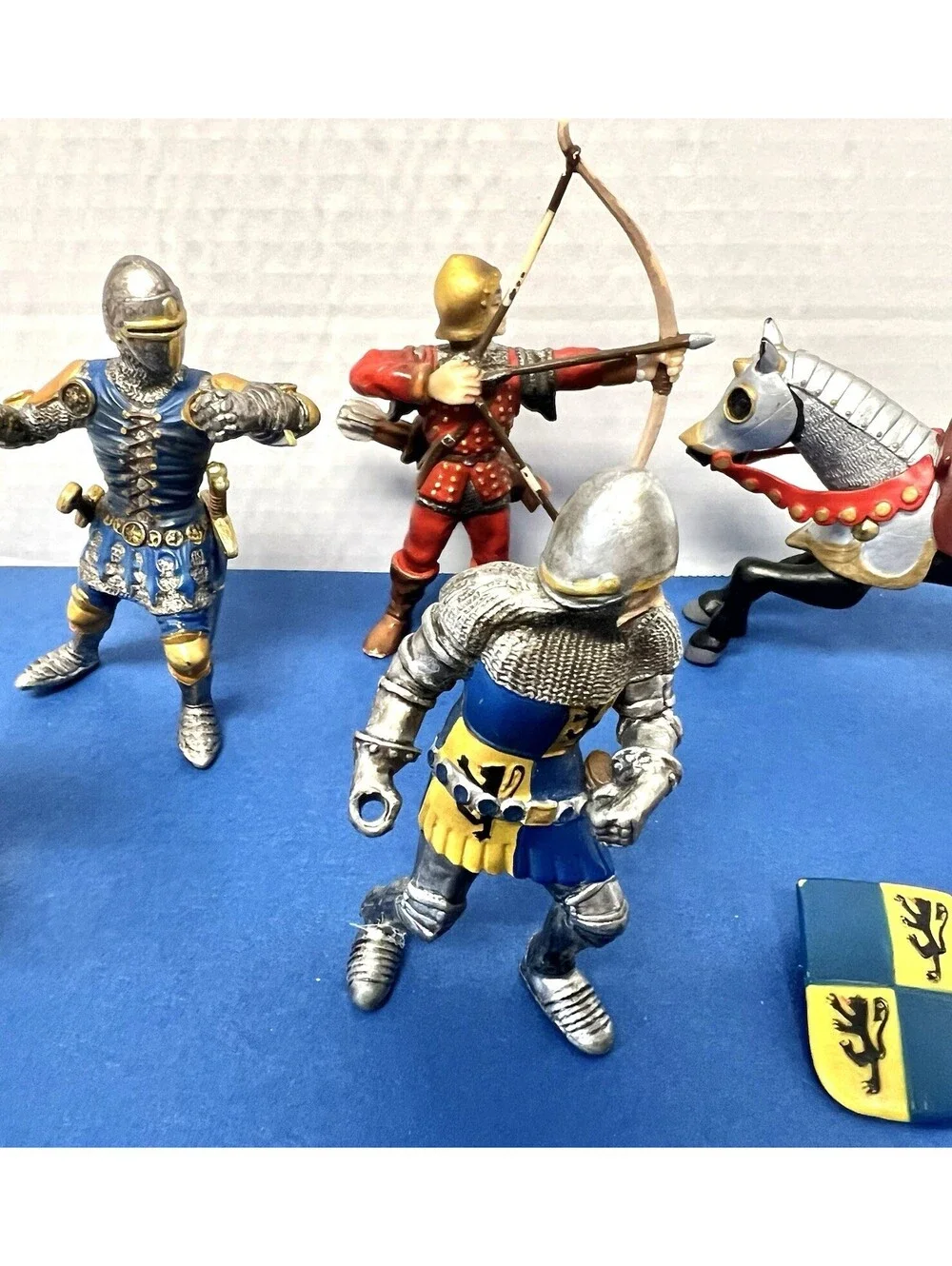 World of Knights SCHLEICH Knight Foot Soldier Sword Shield Hammer 2003 Horse LOT